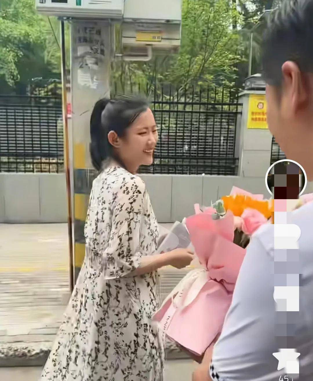 女學生獨自參加高考！考完出校門「突然聽到有人喊她」　回頭瞬間紅了眼眶