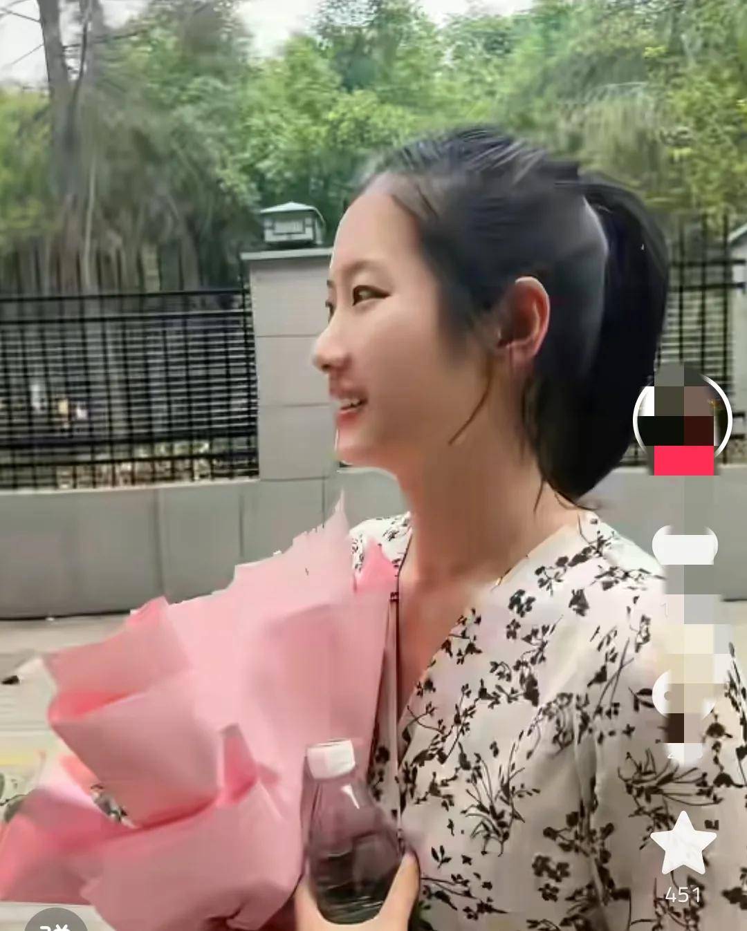 女學生獨自參加高考！考完出校門「突然聽到有人喊她」　回頭瞬間紅了眼眶