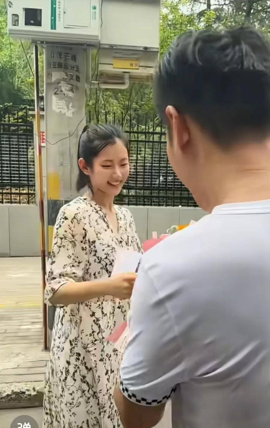 女學生獨自參加高考！考完出校門「突然聽到有人喊她」　回頭瞬間紅了眼眶