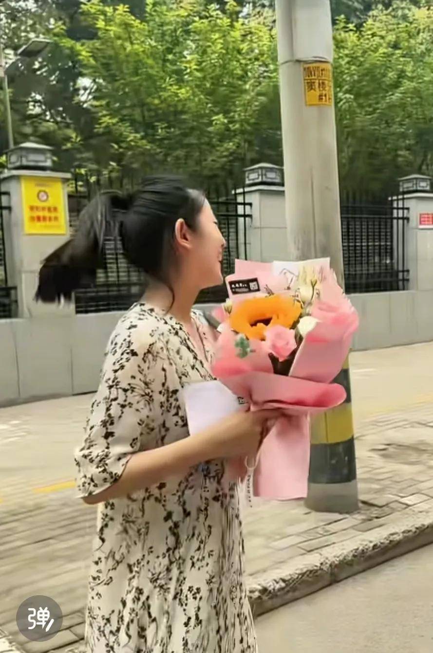 女學生獨自參加高考！考完出校門「突然聽到有人喊她」　回頭瞬間紅了眼眶