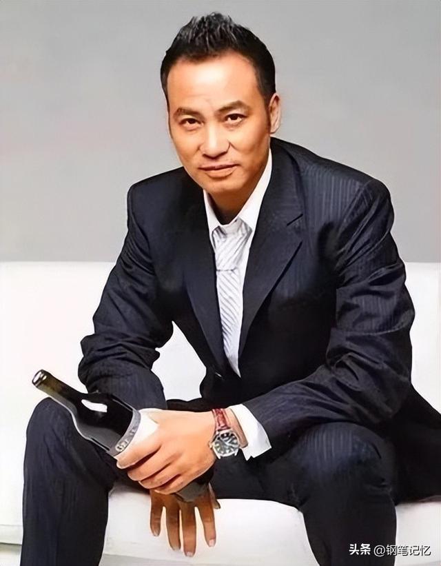 老當益壯！70歲影帝「回老家收割麥田」揮汗照曝光　「全身肌肉炸裂」驚呆網友：太強了～