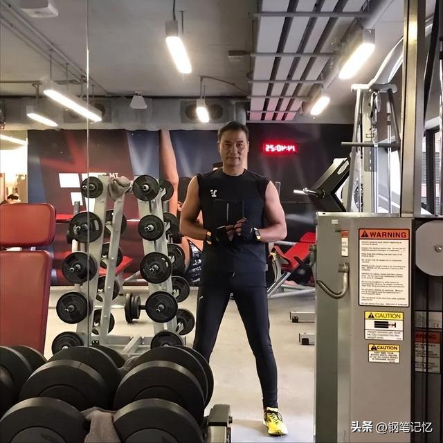 老當益壯！70歲影帝「回老家收割麥田」揮汗照曝光　「全身肌肉炸裂」驚呆網友：太強了～