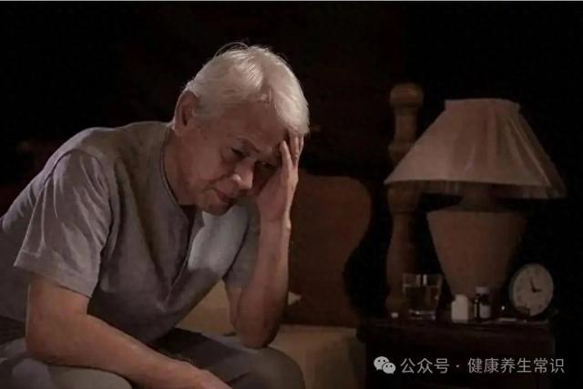 不是只有吃！醫生警告「高血脂與睡眠」息息相關　熟記口訣「睡覺4不要」：自然會降下來