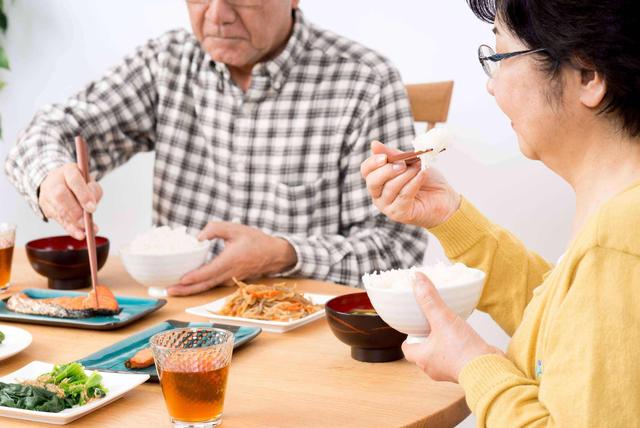 阿茲海默症的「元兇」找到了？想避免腦部退化「5類食物快忌口」：正致命傷害著你的大腦