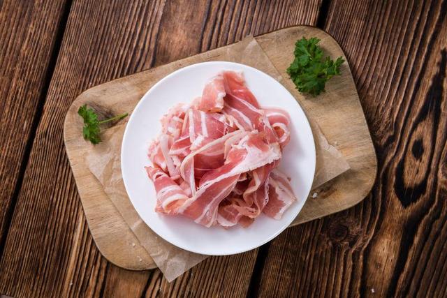 阿茲海默症的「元兇」找到了？想避免腦部退化「5類食物快忌口」：正致命傷害著你的大腦