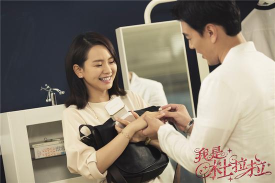 選黑婚紗被婆婆罵不吉利！婆婆要求撤照片「新娘委屈照做」　婚禮當天「看到婆婆服裝」人妻傻了