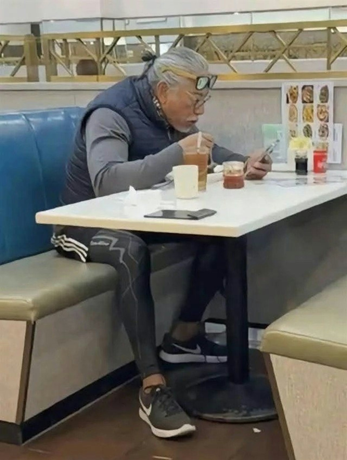 淡出演藝圈11年！61歲資深男星「健身房被偶遇」近照曝光　滿頭白髮「麒麟臂炸出肌肉」網驚：比年輕人還猛