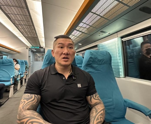 直播喊兩岸同胞！館長衝上海「狂捧中國好讚」：比台灣好太多　連廁所都不放過