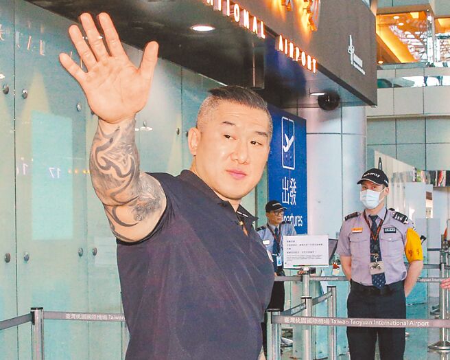 直播喊兩岸同胞！館長衝上海「狂捧中國好讚」：比台灣好太多　連廁所都不放過