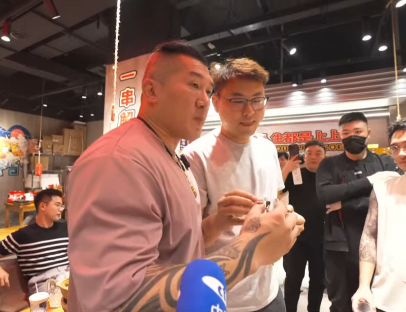 直播喊兩岸同胞！館長衝上海「狂捧中國好讚」：比台灣好太多　連廁所都不放過