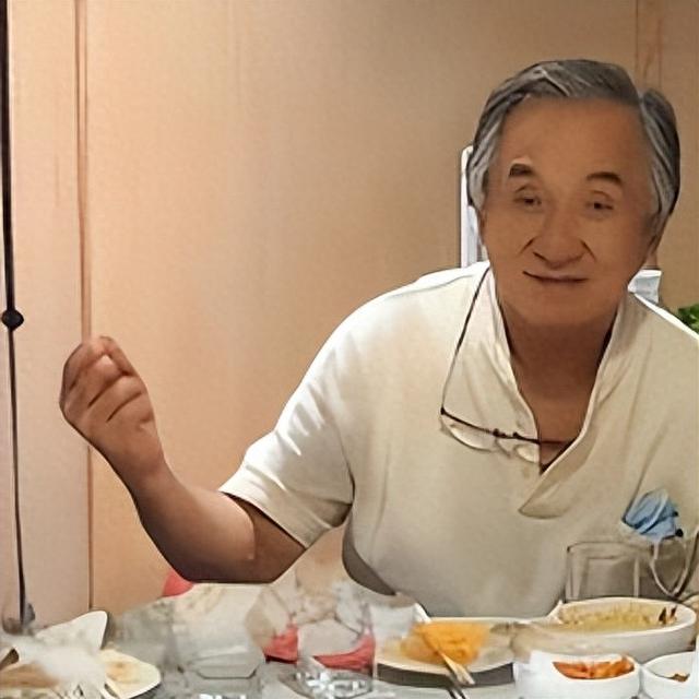 昔日武打巨星成龍驚現「斷崖式衰老」！71歲近照曝光，粉絲心疼：歲月不饒人