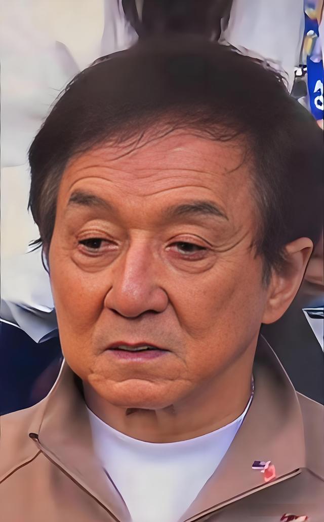 昔日武打巨星成龍驚現「斷崖式衰老」！71歲近照曝光，粉絲心疼：歲月不饒人