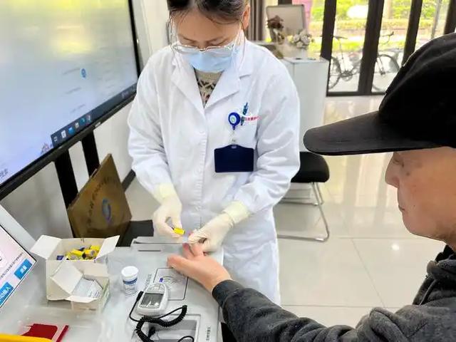 夏季控糖警訊！醫生揭密：糖尿病患者避開「3大隱藏升糖地雷」比戒水果更重要