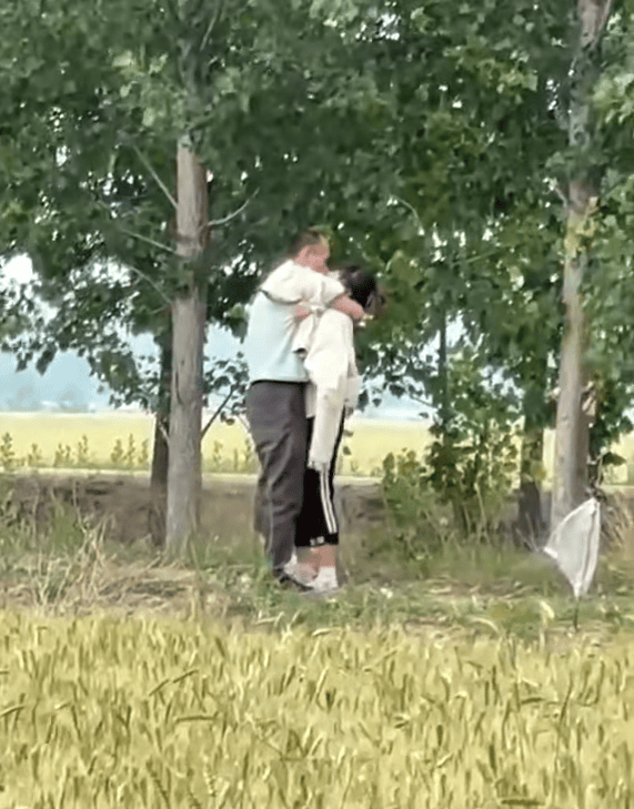 一男一女麥地私會「全被拍」！下秒按耐不住「往樹林走」鑽進排水溝