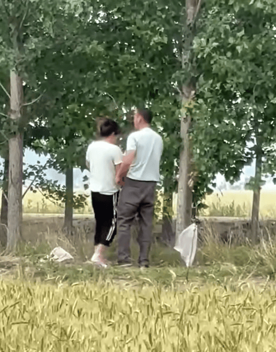一男一女麥地私會「全被拍」！下秒按耐不住「往樹林走」鑽進排水溝