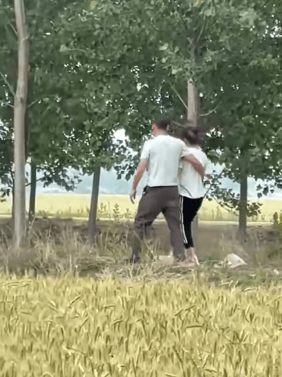 一男一女麥地私會「全被拍」！下秒按耐不住「往樹林走」鑽進排水溝