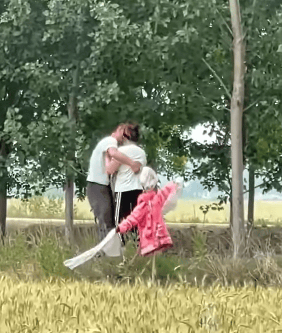 一男一女麥地私會「全被拍」！下秒按耐不住「往樹林走」鑽進排水溝