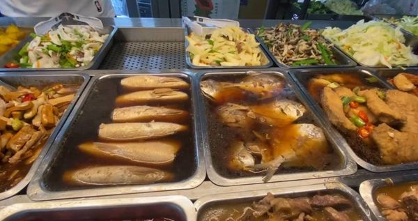 外食族小心！買自助餐「這2道菜千萬別夾」：恐把大口油吃進肚