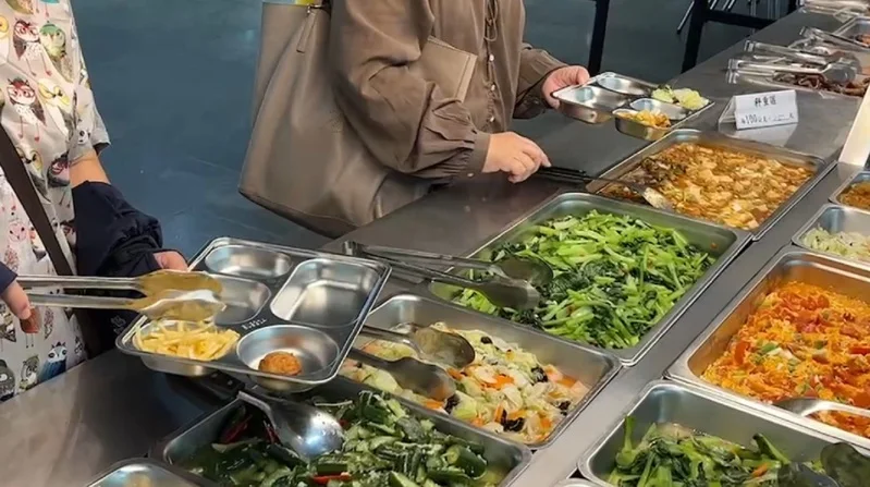 外食族小心！買自助餐「這2道菜千萬別夾」：恐把大口油吃進肚