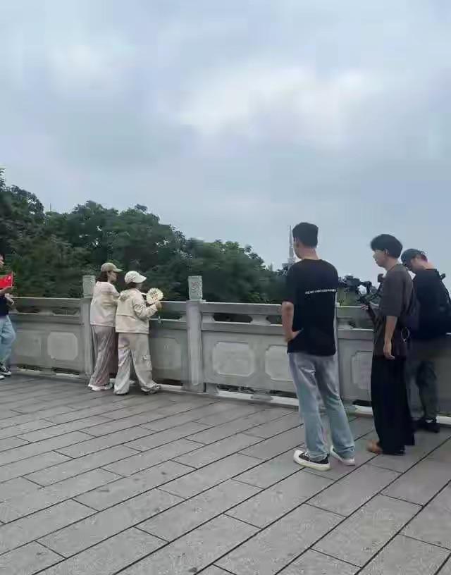路邊偶遇明星！44歲知名女星「穿寬褲小肚子隆起」被酸發福　照片曝光後「網友紛紛抱不平」：已經很好了