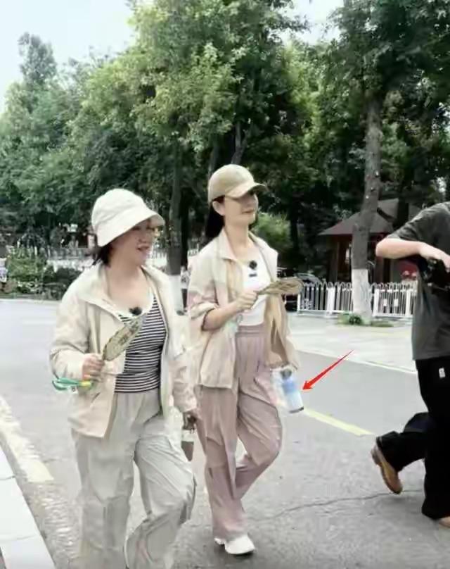 路邊偶遇明星！44歲知名女星「穿寬褲小肚子隆起」被酸發福　照片曝光後「網友紛紛抱不平」：已經很好了