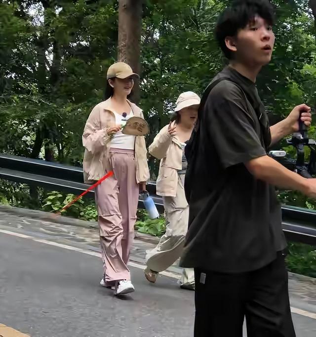 路邊偶遇明星！44歲知名女星「穿寬褲小肚子隆起」被酸發福　照片曝光後「網友紛紛抱不平」：已經很好了