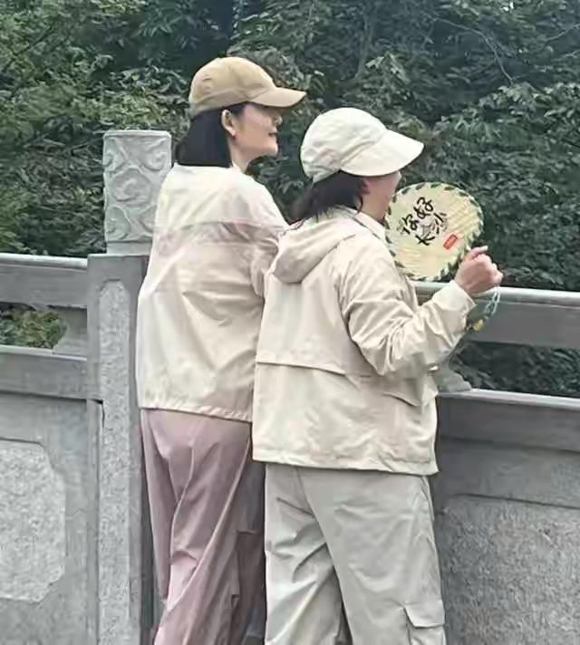 路邊偶遇明星！44歲知名女星「穿寬褲小肚子隆起」被酸發福　照片曝光後「網友紛紛抱不平」：已經很好了