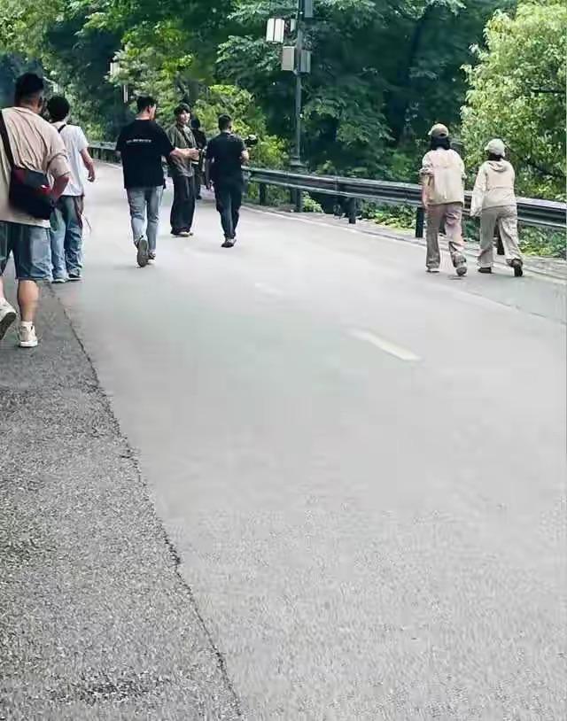 路邊偶遇明星！44歲知名女星「穿寬褲小肚子隆起」被酸發福　照片曝光後「網友紛紛抱不平」：已經很好了