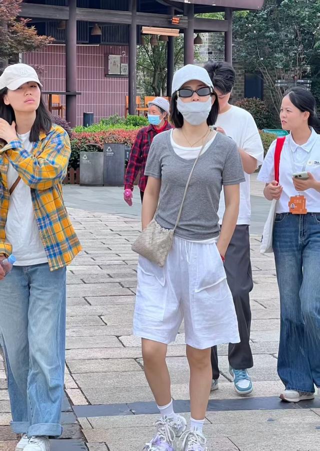 路邊偶遇明星！44歲知名女星「穿寬褲小肚子隆起」被酸發福　照片曝光後「網友紛紛抱不平」：已經很好了