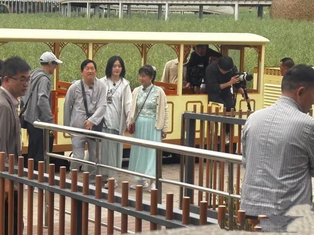 路邊偶遇明星！44歲知名女星「穿寬褲小肚子隆起」被酸發福　照片曝光後「網友紛紛抱不平」：已經很好了