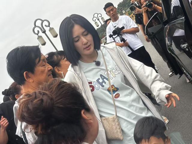 路邊偶遇明星！44歲知名女星「穿寬褲小肚子隆起」被酸發福　照片曝光後「網友紛紛抱不平」：已經很好了