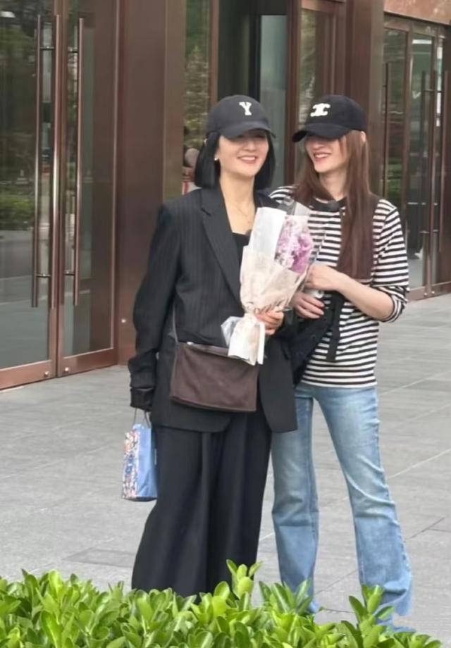 路邊偶遇明星！44歲知名女星「穿寬褲小肚子隆起」被酸發福　照片曝光後「網友紛紛抱不平」：已經很好了