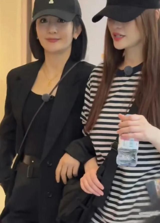 路邊偶遇明星！44歲知名女星「穿寬褲小肚子隆起」被酸發福　照片曝光後「網友紛紛抱不平」：已經很好了