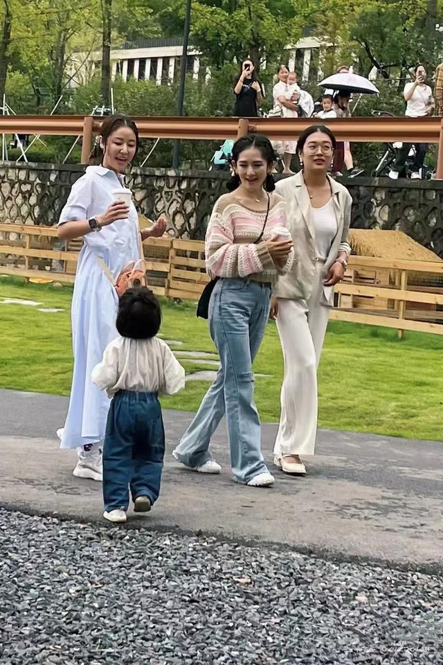 路邊偶遇明星！44歲知名女星「穿寬褲小肚子隆起」被酸發福　照片曝光後「網友紛紛抱不平」：已經很好了