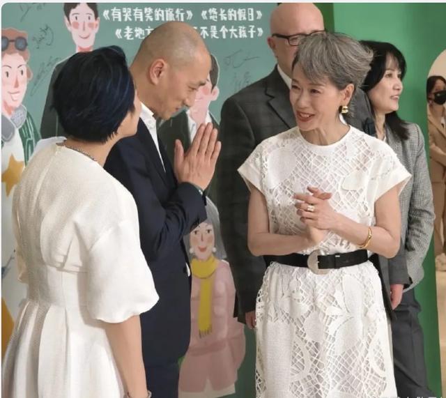 上節目勇奪冠軍！62歲資深女星「翻紅後現身活動」穿搭超吸睛　堅持不醫美「一頭銀髮太凍齡」網驚：根本是美少年