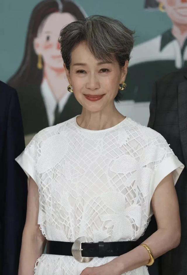 上節目勇奪冠軍！62歲資深女星「翻紅後現身活動」穿搭超吸睛　堅持不醫美「一頭銀髮太凍齡」網驚：根本是美少年