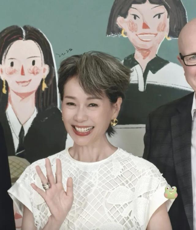 上節目勇奪冠軍！62歲資深女星「翻紅後現身活動」穿搭超吸睛　堅持不醫美「一頭銀髮太凍齡」網驚：根本是美少年
