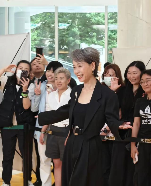 上節目勇奪冠軍！62歲資深女星「翻紅後現身活動」穿搭超吸睛　堅持不醫美「一頭銀髮太凍齡」網驚：根本是美少年