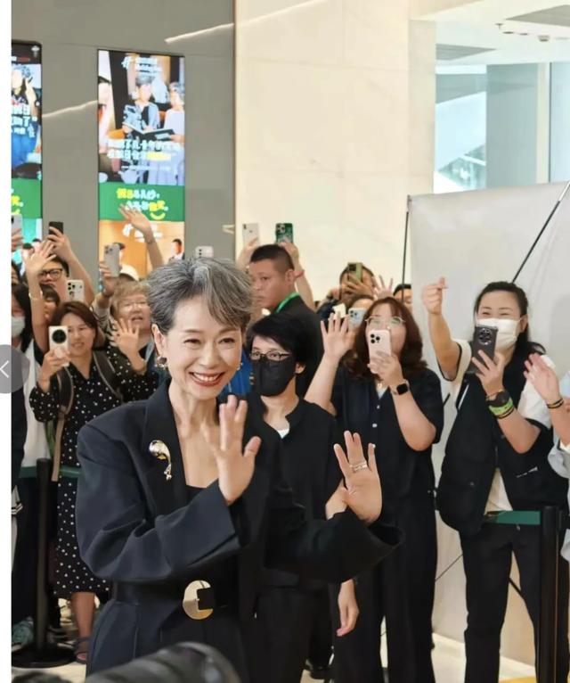 上節目勇奪冠軍！62歲資深女星「翻紅後現身活動」穿搭超吸睛　堅持不醫美「一頭銀髮太凍齡」網驚：根本是美少年