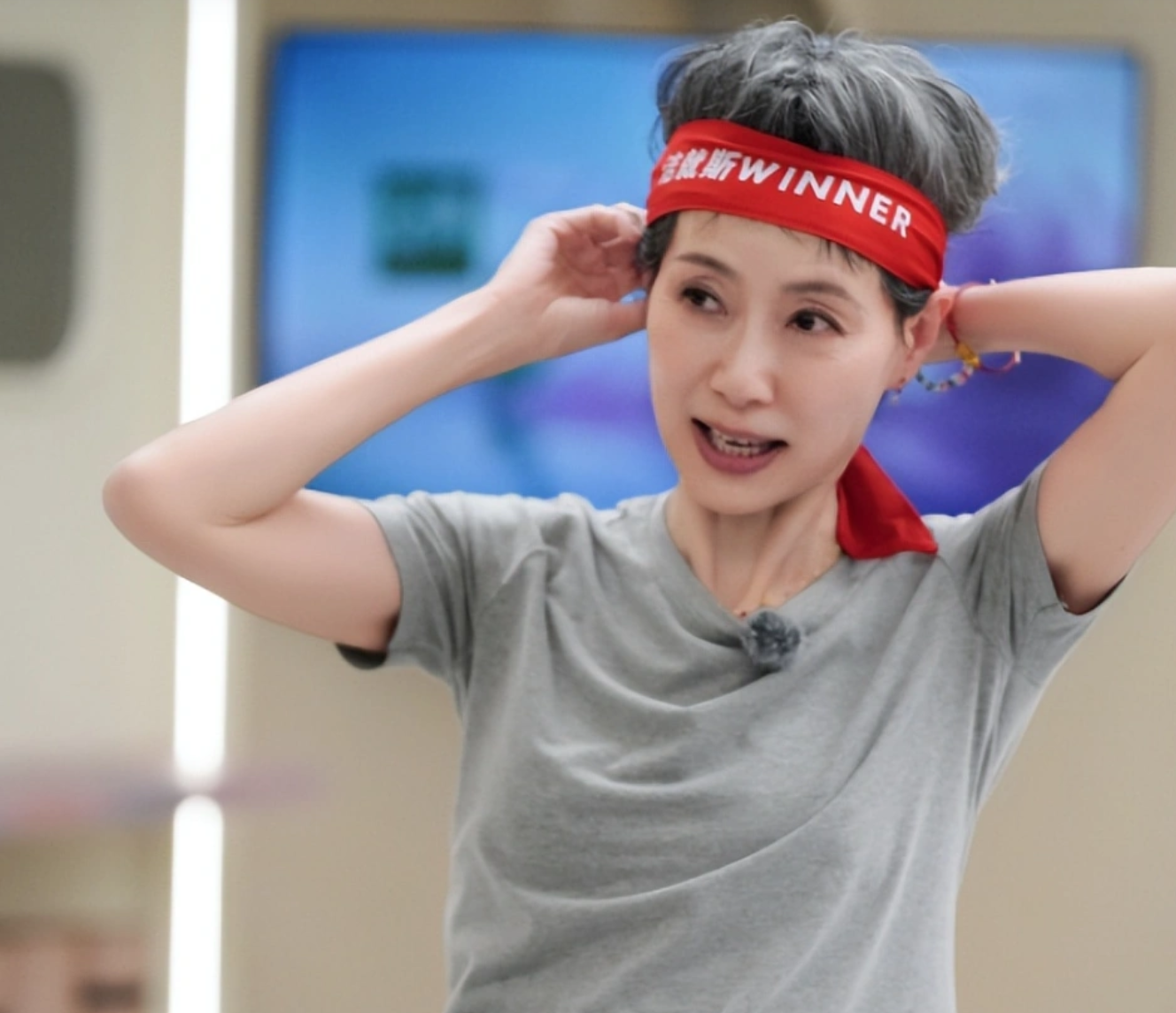 上節目勇奪冠軍！62歲資深女星「翻紅後現身活動」穿搭超吸睛　堅持不醫美「一頭銀髮太凍齡」網驚：根本是美少年