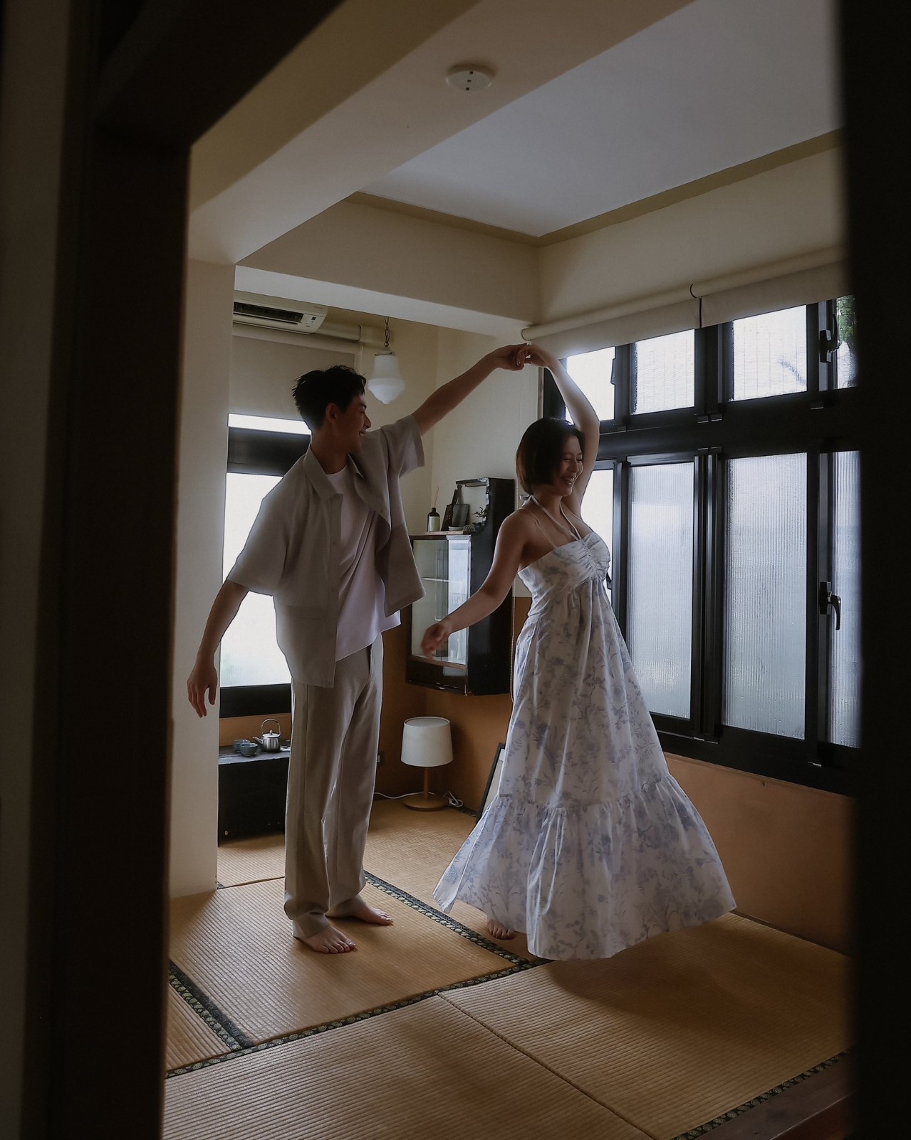 懷孕照樣重訓！大咖女星「隆起孕肚現形」美腿超纖細　老公「在旁陪伴全被拍」畫面超甜蜜