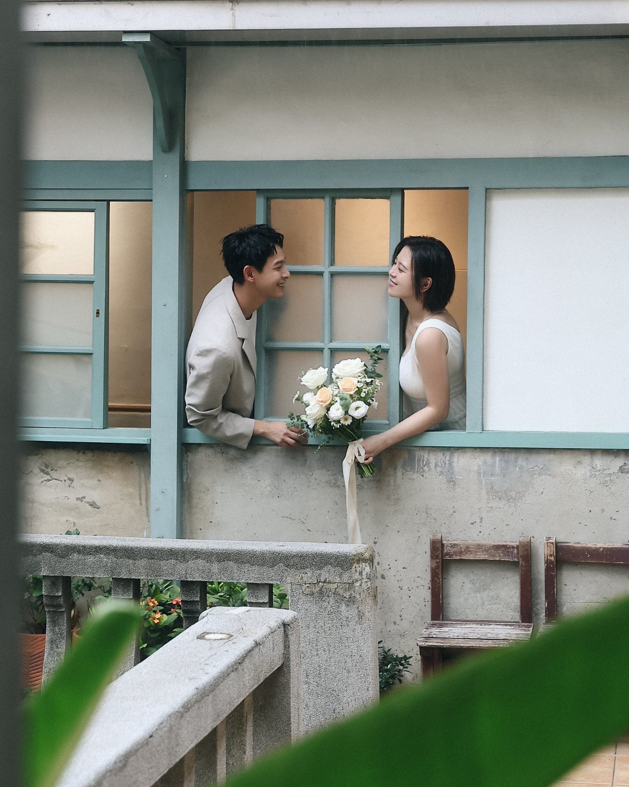 懷孕照樣重訓！大咖女星「隆起孕肚現形」美腿超纖細　老公「在旁陪伴全被拍」畫面超甜蜜
