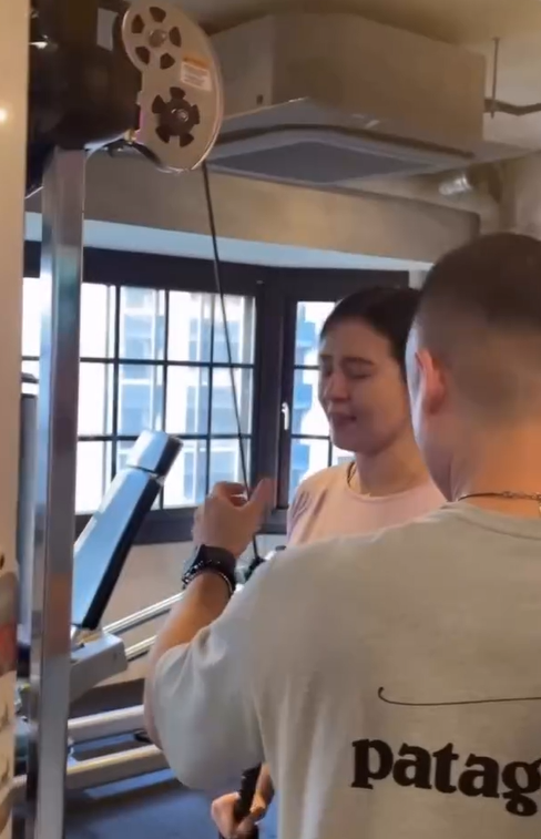 懷孕照樣重訓！大咖女星「隆起孕肚現形」美腿超纖細　老公「在旁陪伴全被拍」畫面超甜蜜