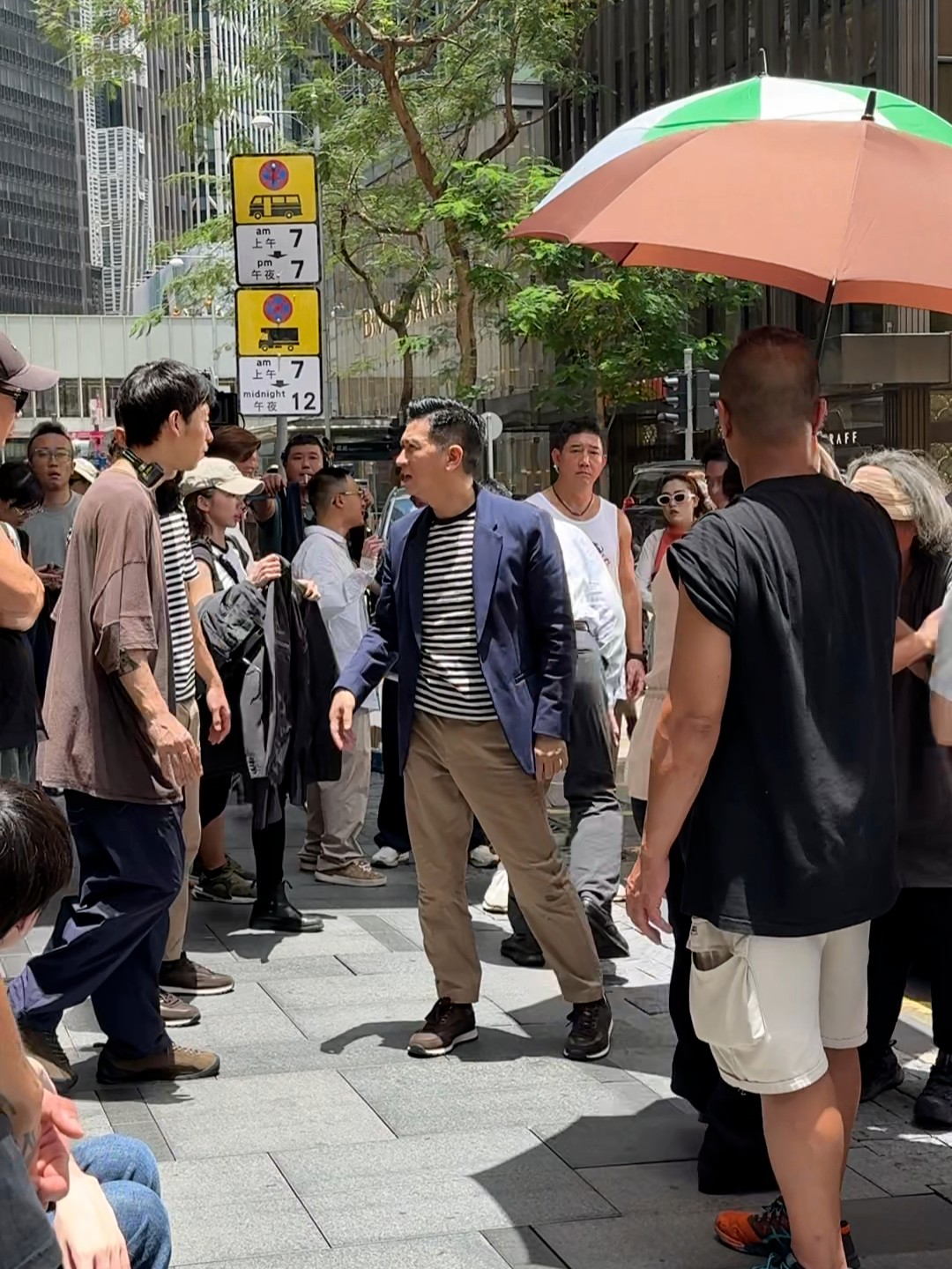街頭遇見「60歲資深影帝」超幸運！她上前求合照「對方主動1動作」被讚爆：難怪紅這麼久