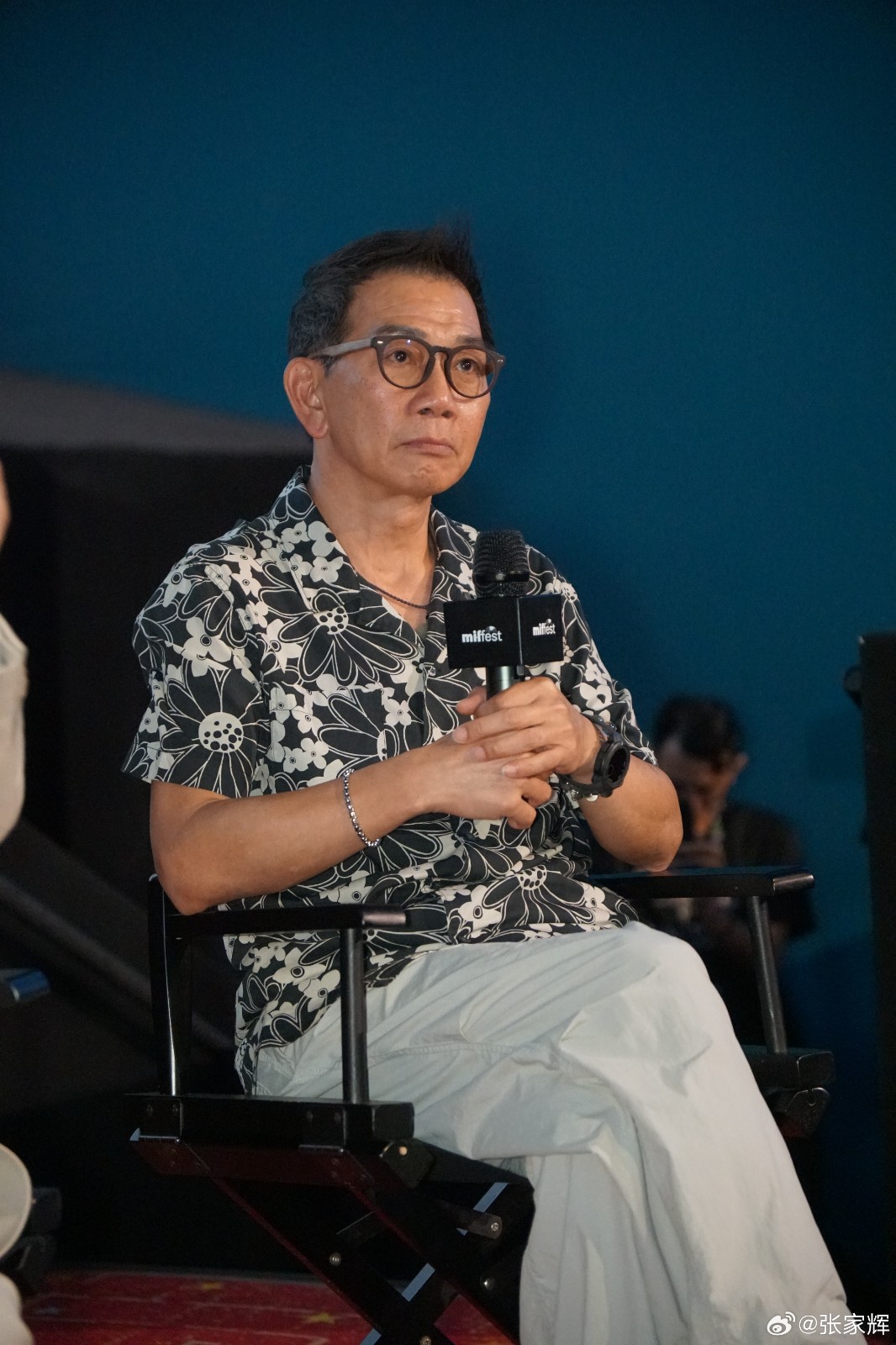 街頭遇見「60歲資深影帝」超幸運！她上前求合照「對方主動1動作」被讚爆：難怪紅這麼久