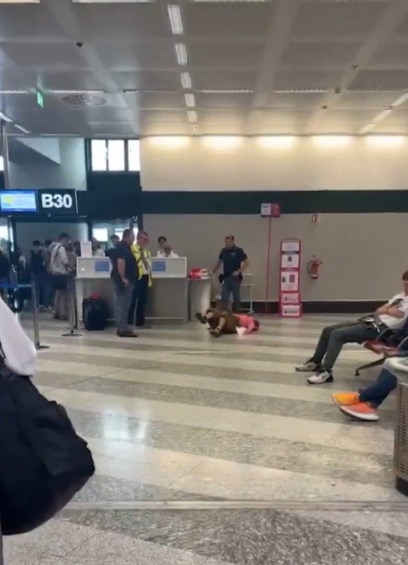 不想付行李超重費！中國大媽「躺地崩潰痛哭」大鬧機場　地勤當場傻眼「下場得不償失」