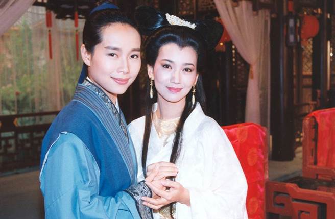 上節目勇奪冠軍！62歲資深女星「翻紅後現身活動」穿搭超吸睛　堅持不醫美「一頭銀髮太凍齡」網驚：根本是美少年