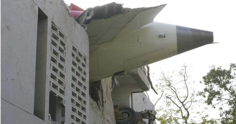 撞進學生宿舍！客機墜機釀294死　專家曝「3肇事原因」：極其罕見