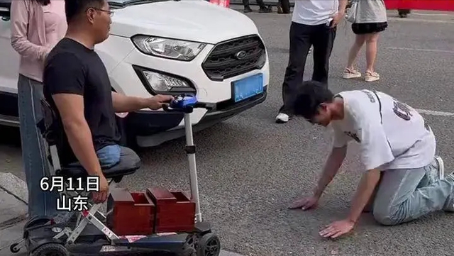 急奔考場外！18歲孝兒「跪謝磕頭」無腿父親　「感動畫面曝」網喊：爸爸身分不簡單...