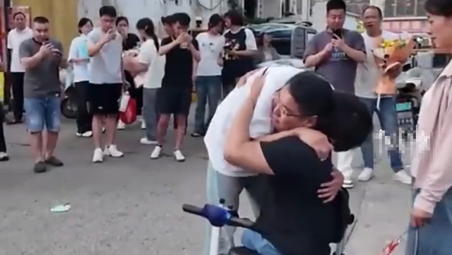 急奔考場外！18歲孝兒「跪謝磕頭」無腿父親　「感動畫面曝」網喊：爸爸身分不簡單...